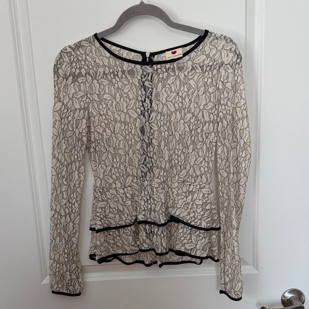 Chic Lace Long Sleeve Blouse in Cream and Black